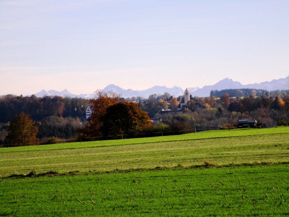 Wanderung mit Blick auf Irsee und dieAlpenkette