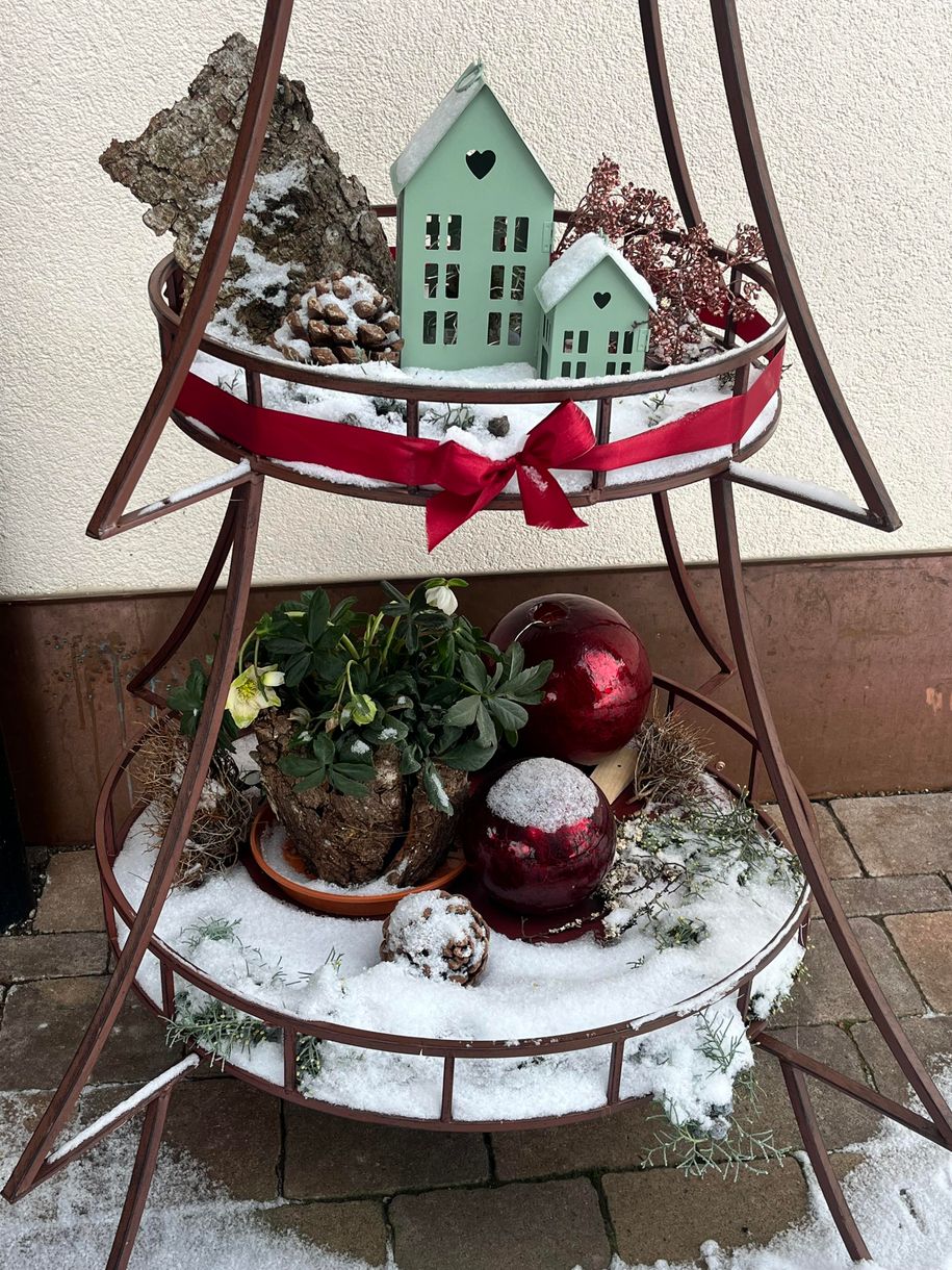 Weihnachtsdeko vor dem Haus