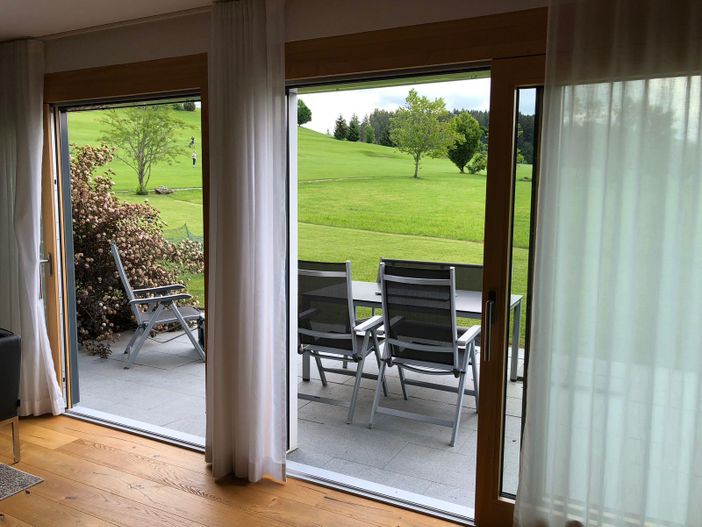 Blick auf die Terasse mit Garten