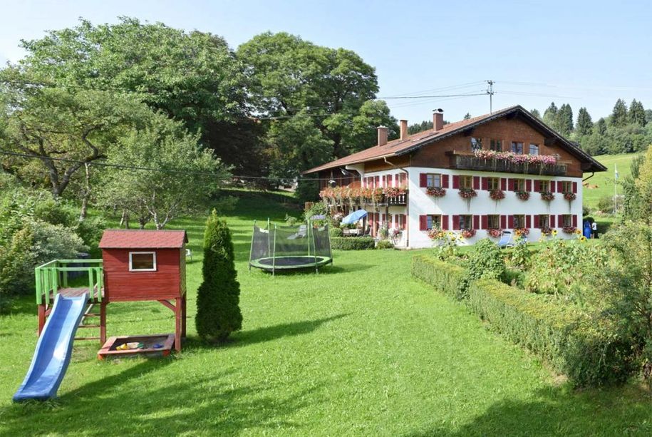 Bei uns im Garten - viel Platz für Ihre Kinder zum Spielen und Toben