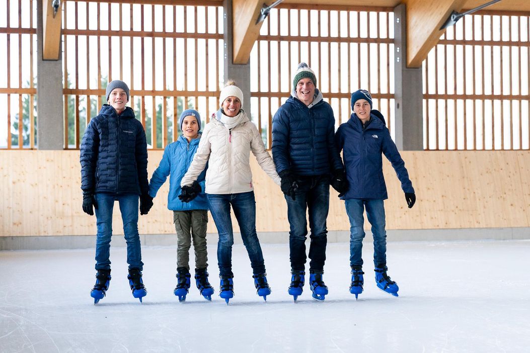 Kinderhotel-Allgaeuer-Berghof-Eishalle-Eisbahn