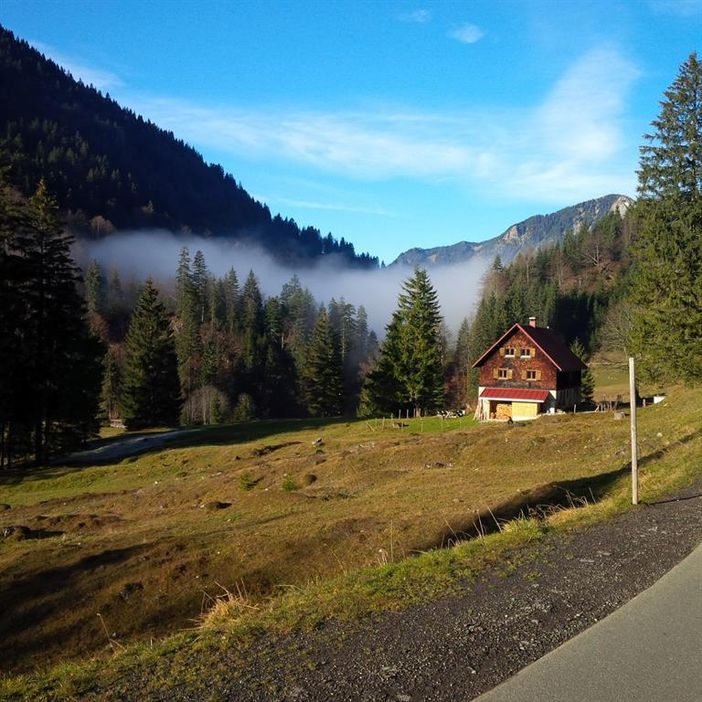 Straße zum Giebelhaus