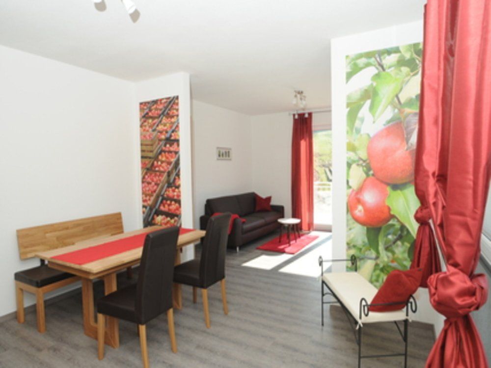 Wohn/Essbereich Apfelrot