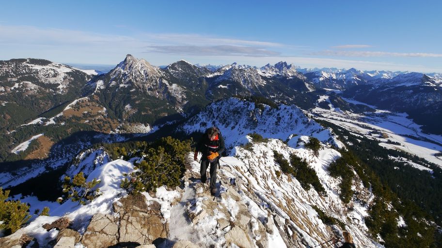 Am Gipfel des Einstein im Winter - Blick über die Tannheimer Berge