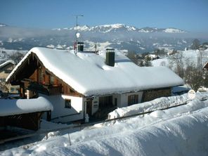 Unser Haus im Winter von Osten