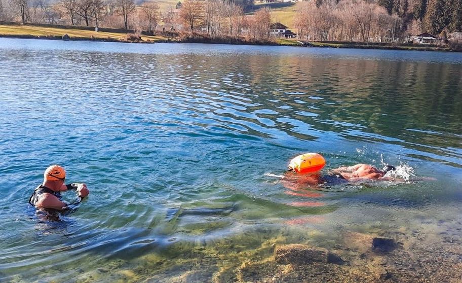 Eisschwimmen im Sonthofener See bei Sonthofen.
