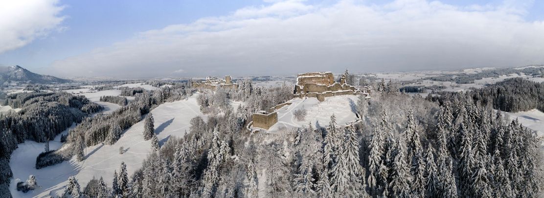 Blick auf die Ruinen Hohenfreyberg und Eisenberg