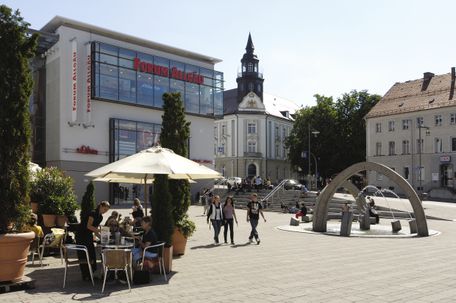 Vorplatz und Eingang des Forum Allgäu Kemptens
