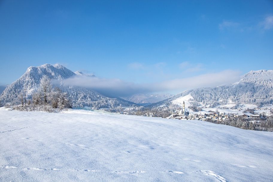 Blick auf das verschneite Pfrontener Tal