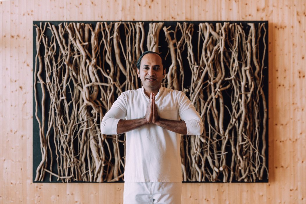 naturhotel_chesa_valisa_seminarraum_yoga_chamal_hände_zusammen