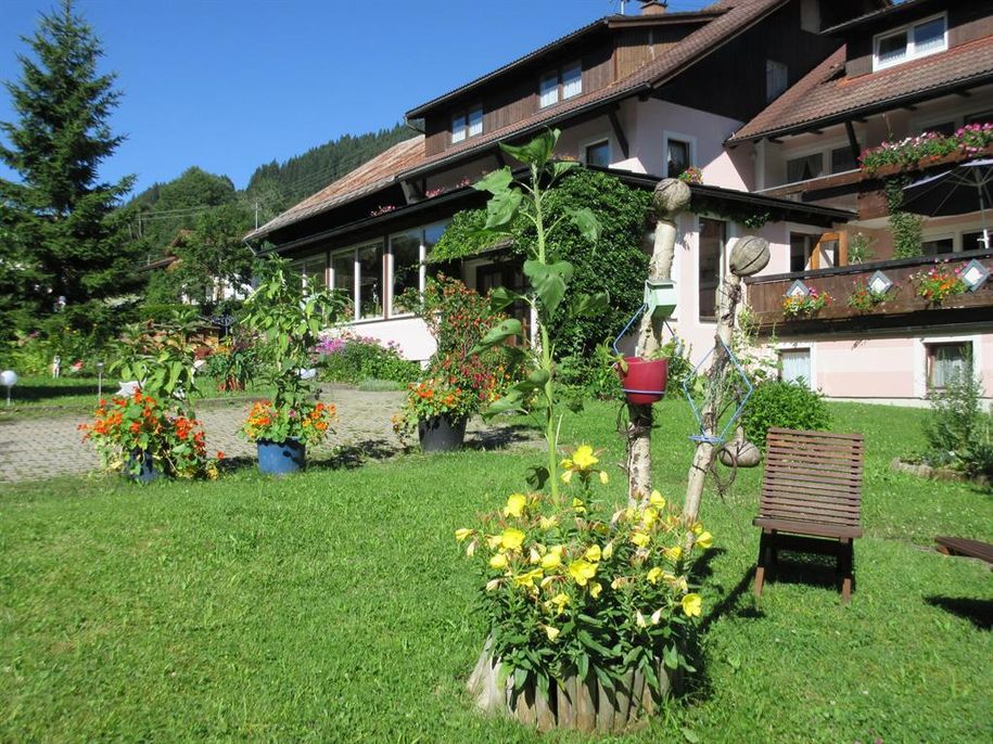 Garten mit Hausansicht