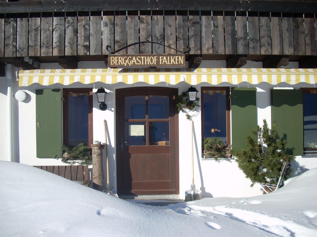 frisch verschneiter Eingang