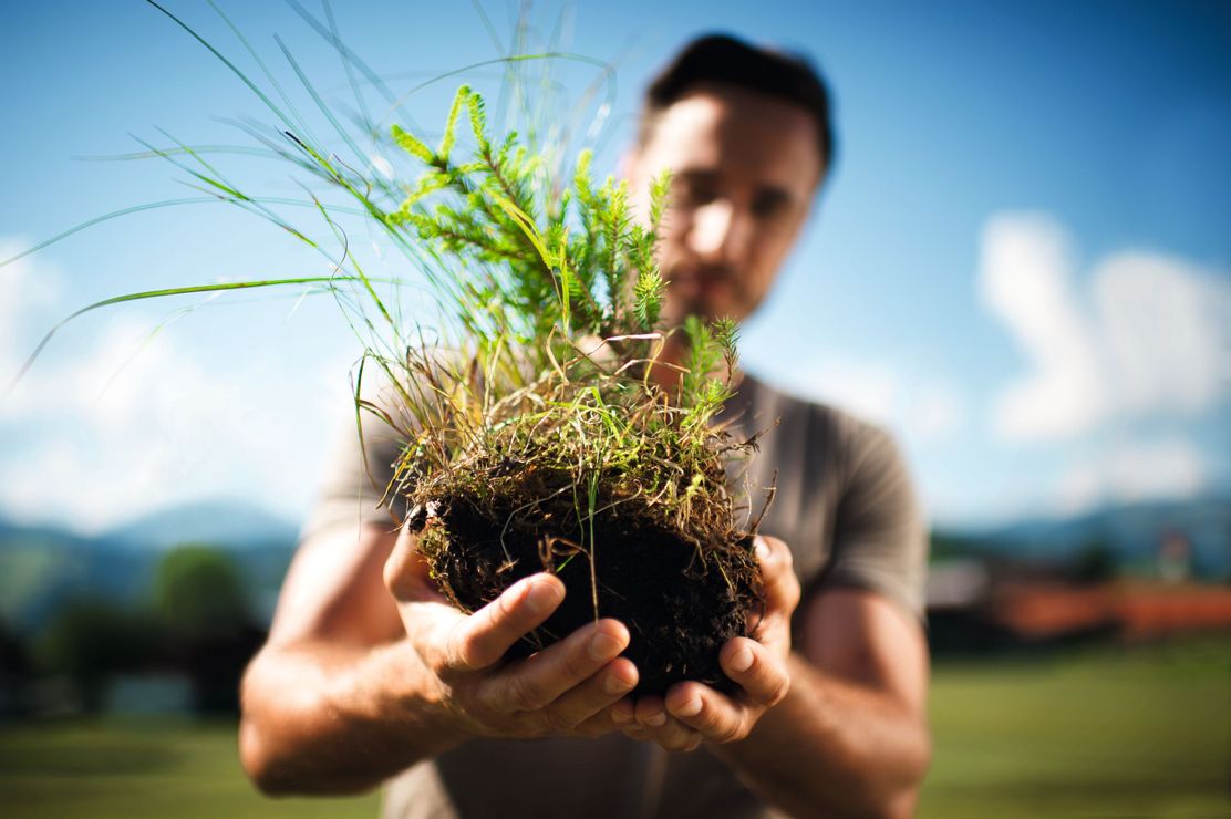 Woche der Nachhaltigkeit - Mann mit Moorstück