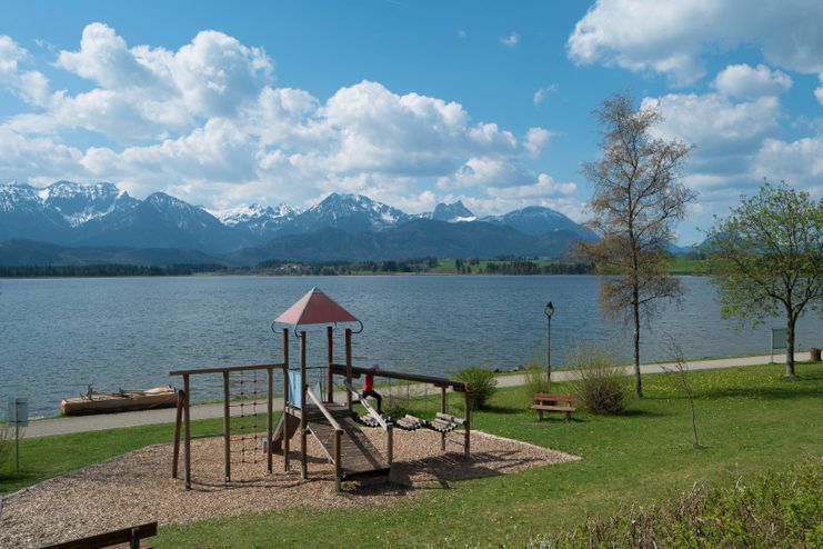 Kinderspielplatz am Ufer des Hopfensee