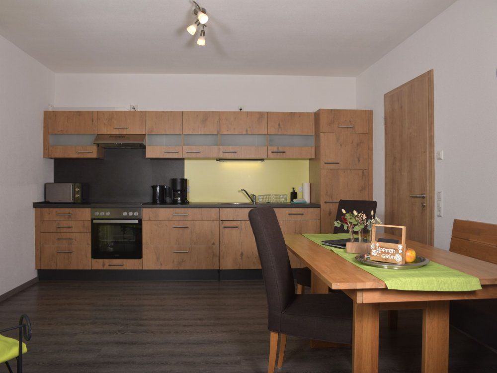 große Küche in der Wohnung Hopfengrün mit gemütlichem Essbereich