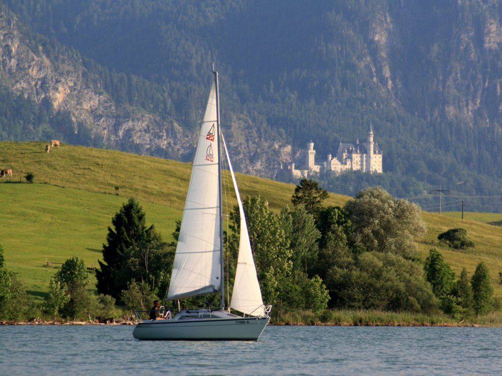 schlossneuschwansteinforggenseeundsegelboot12017_12_2818_51_52utc