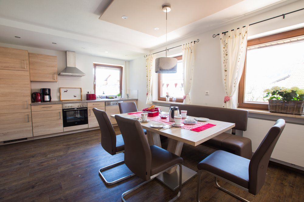 Alpenstyle1: Großer Esstisch und Einbaukueche