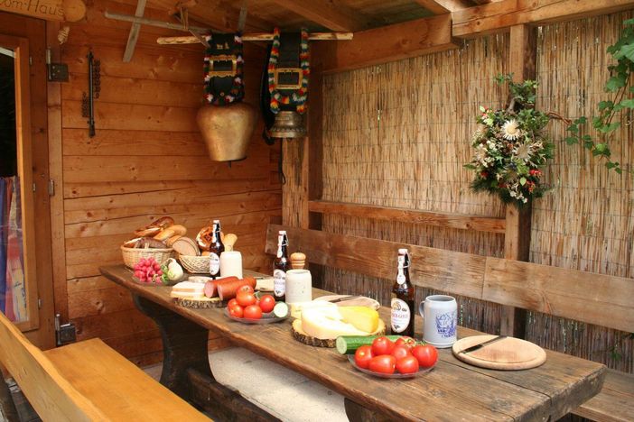 Gartenhäuschen mit Brotzeit