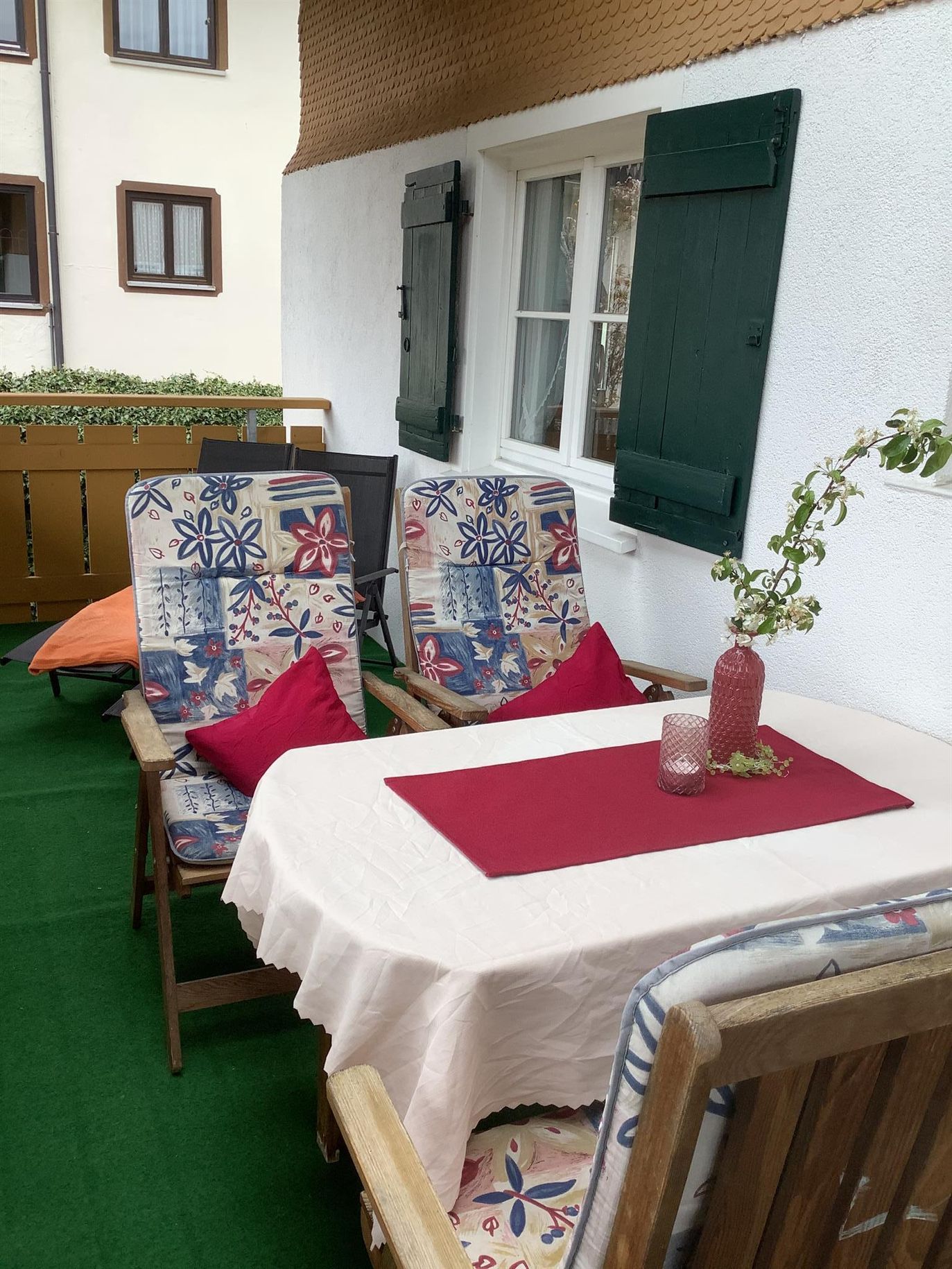 Überdachter großer  Balkon