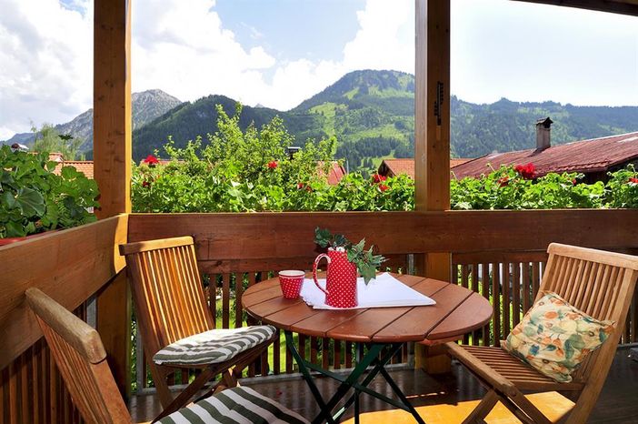 Sitzplatz mit umfassenden Bergblick