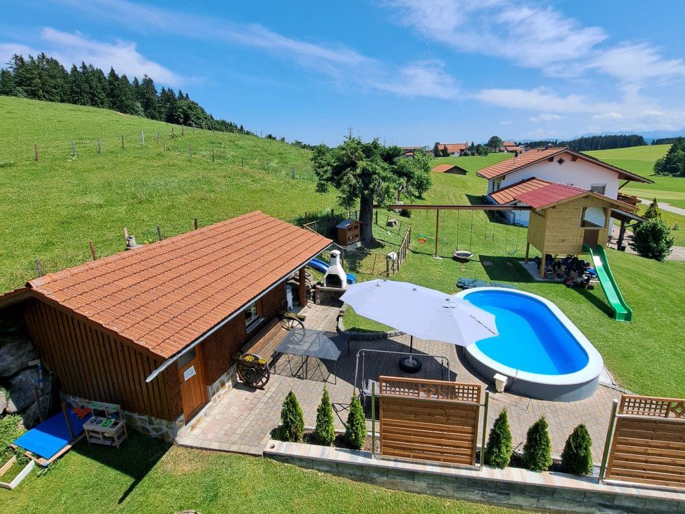 Blick vom Bauernhaus auf den Bade,- und Spielplatz