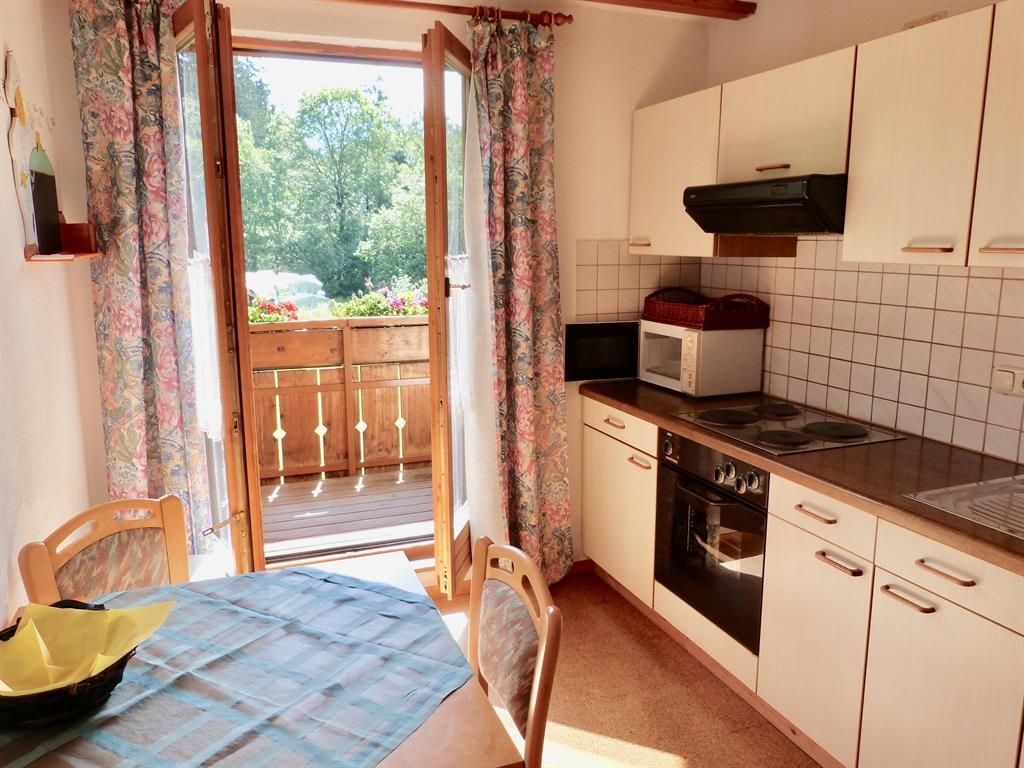 Küche mit Balkontür