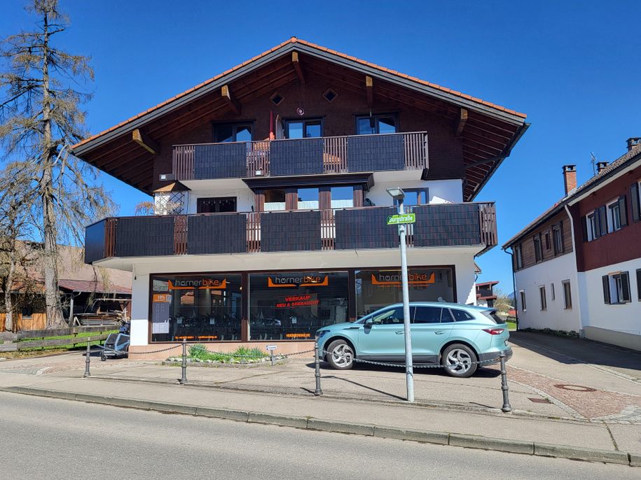 Hausansicht von Süden mit Parkplatz vor dem Haus