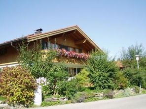 Hausansicht im Sommer