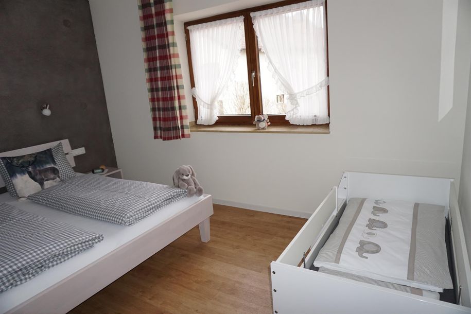 Schlafzimmer_FeWo Landhaus mit Kinderbett