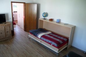 Schrankbett im Wohnzimmer