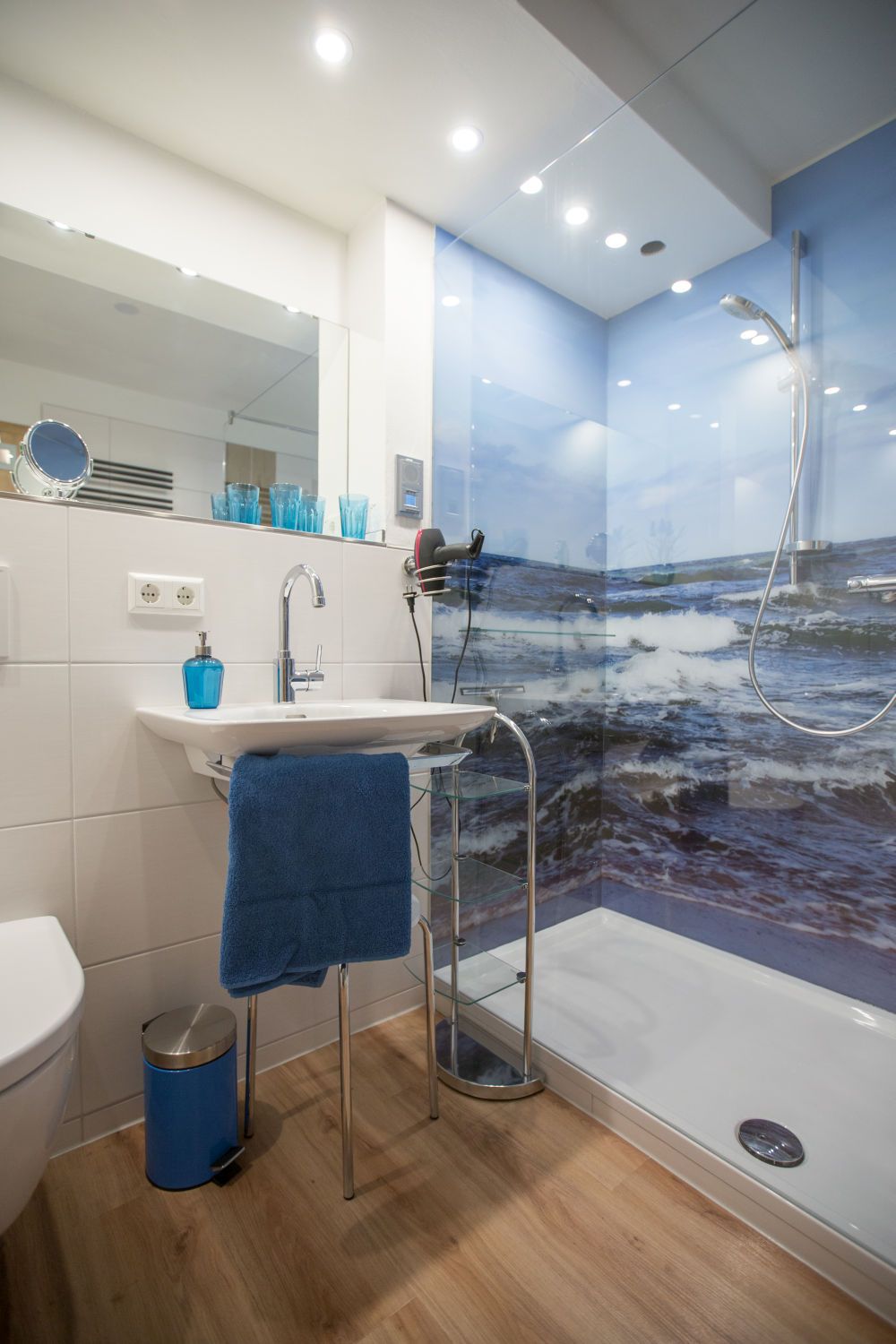 Großes Bad mit bodengleicher Dusche und WC