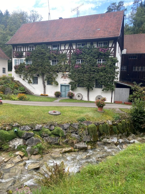 Liebevoll dekorierte Mühle