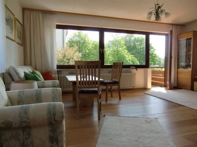 Gemütlich eingerichtetes Wohnzimmer, Eichenboden