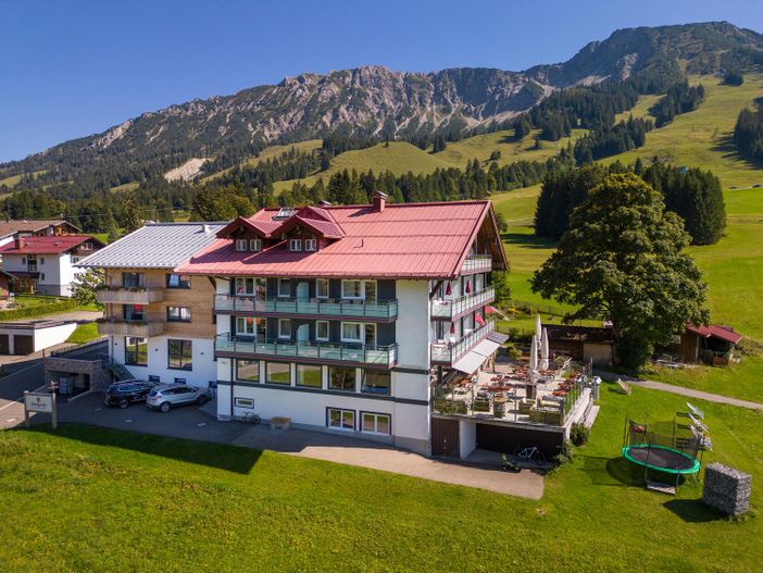 Außenansicht Sommer mit Iseler und Kühgund
