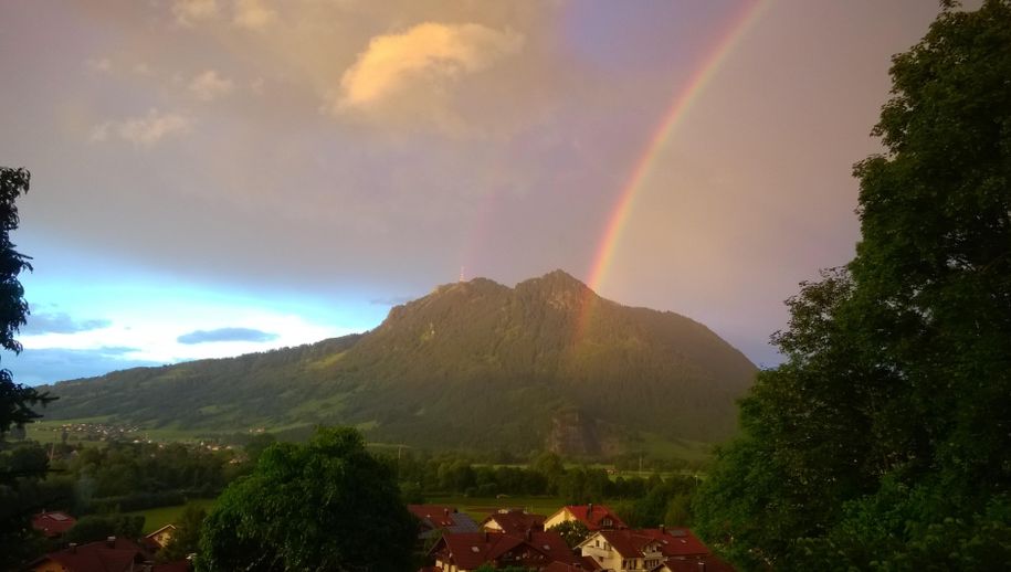 Grünten mit Regenbogen