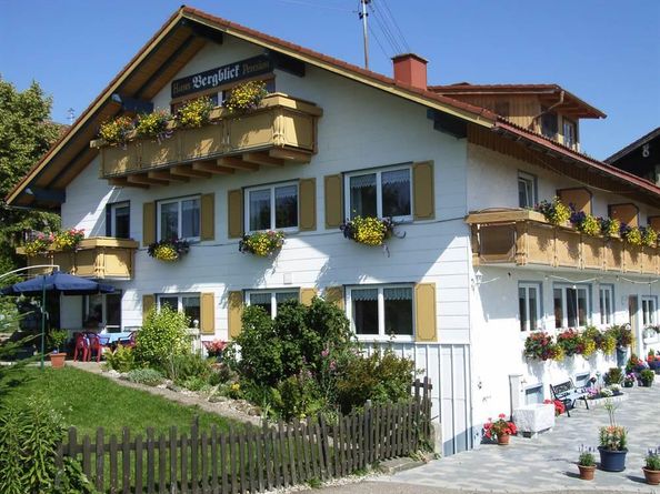 Vorderansicht im Sommer