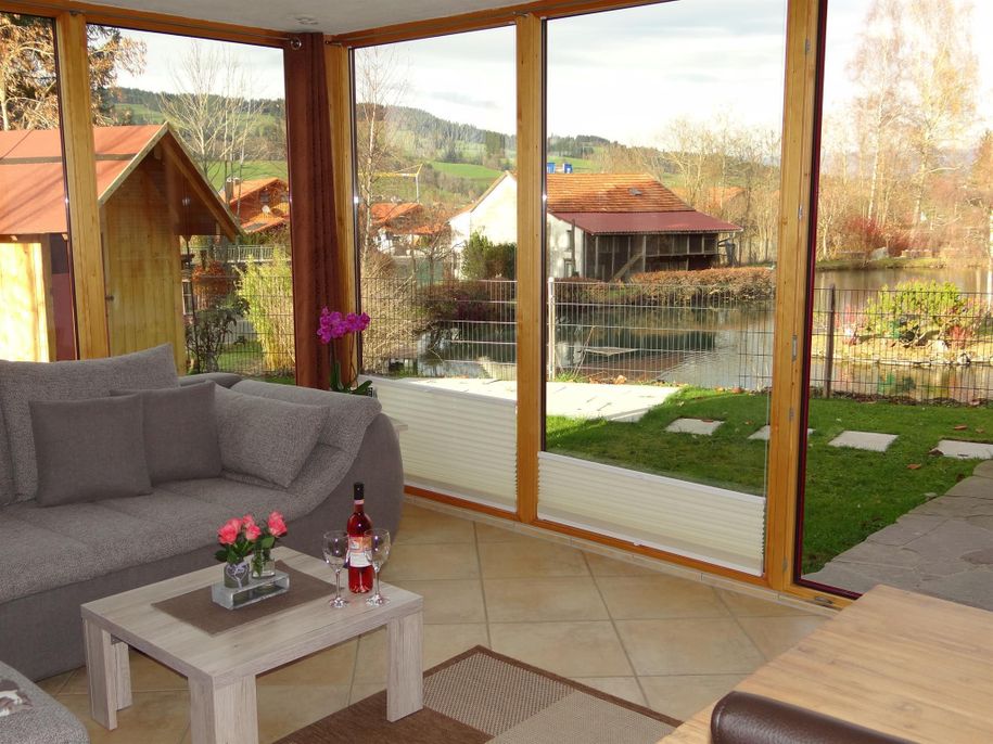 Blick vom Wohnzimmer auf den See "Seerose"