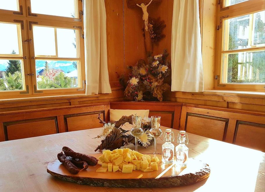 Käse, Schinken und Schnaps aus dem Bauernhaus "Bus