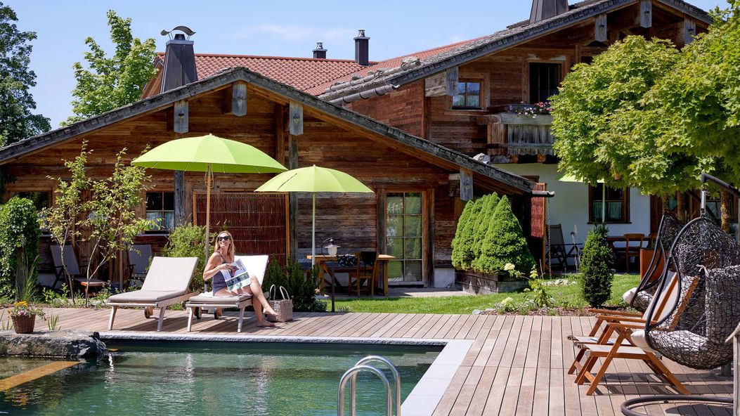 Chalet Pool mit Liege und Model