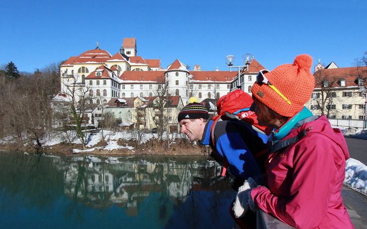 Über die Theresienbrücke mit Blick auf das Hohe Schloss