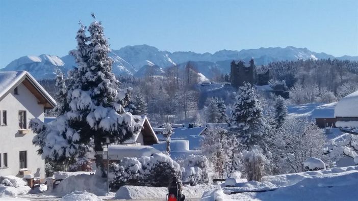 Blick auf die tief verschneiten Berge