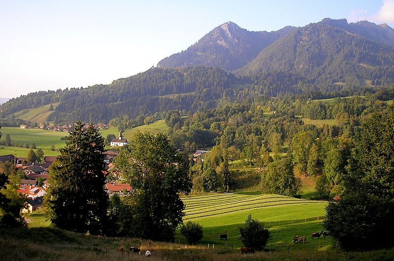 Malerisch liegt St. Leonhard vor der Kulisse des Grünten.