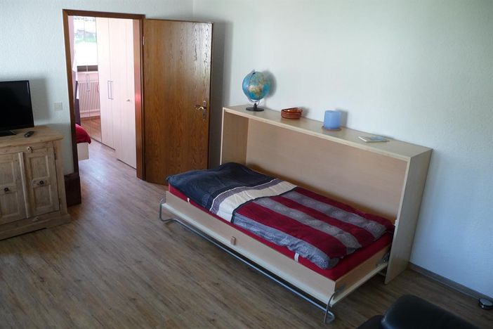 Schrankbett im Wohnzimmer