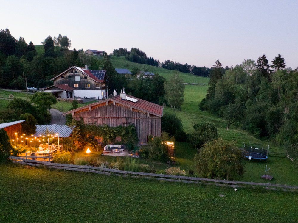 Landsitz Rocky Docky in ruhiger Lage im Allgäuer Seeland im Abendlicht