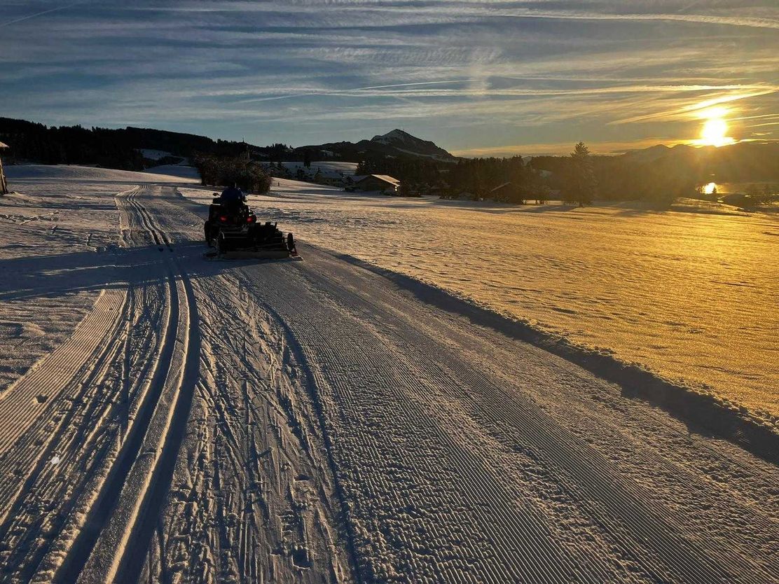 Sonnenuntergang auf der Dorfloipe Petersthal