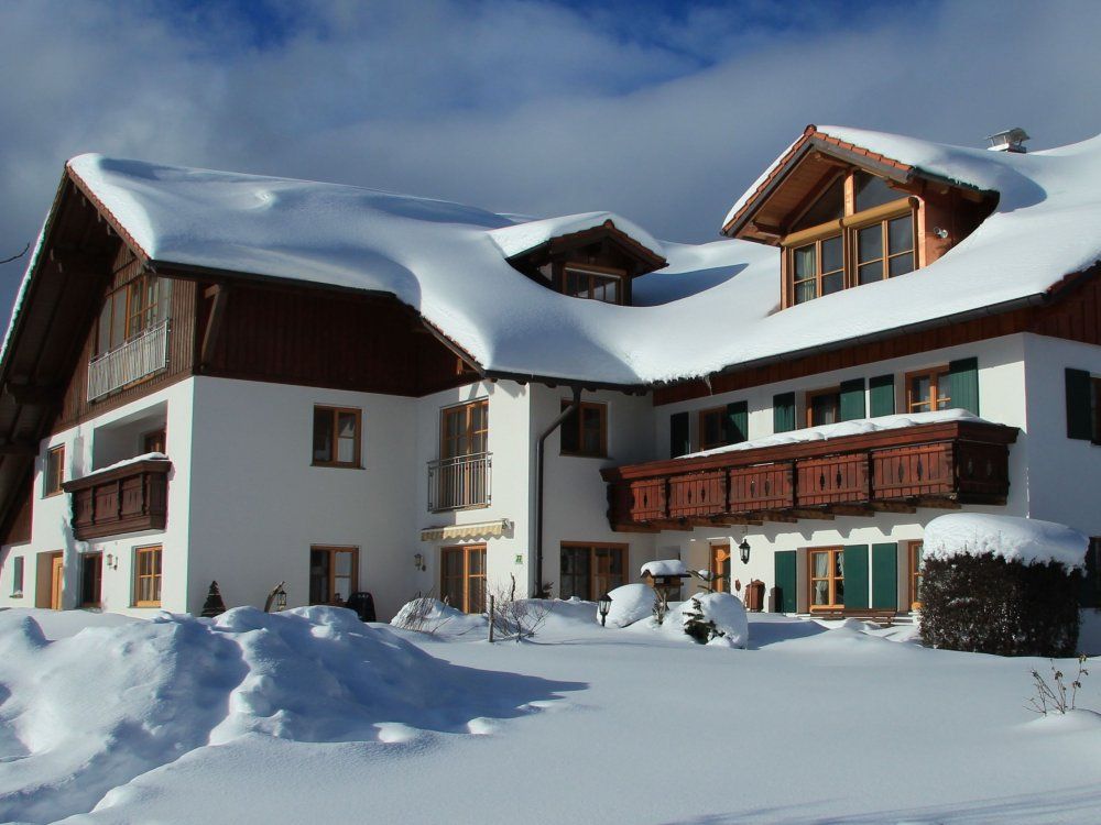 Berghof Kinker RoÃŸhaupten im Winter Hausansicht