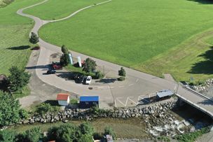 Der gebührenpflichtige Parkplatz befindet sich am östlichen Ortsende von Unterjoch.