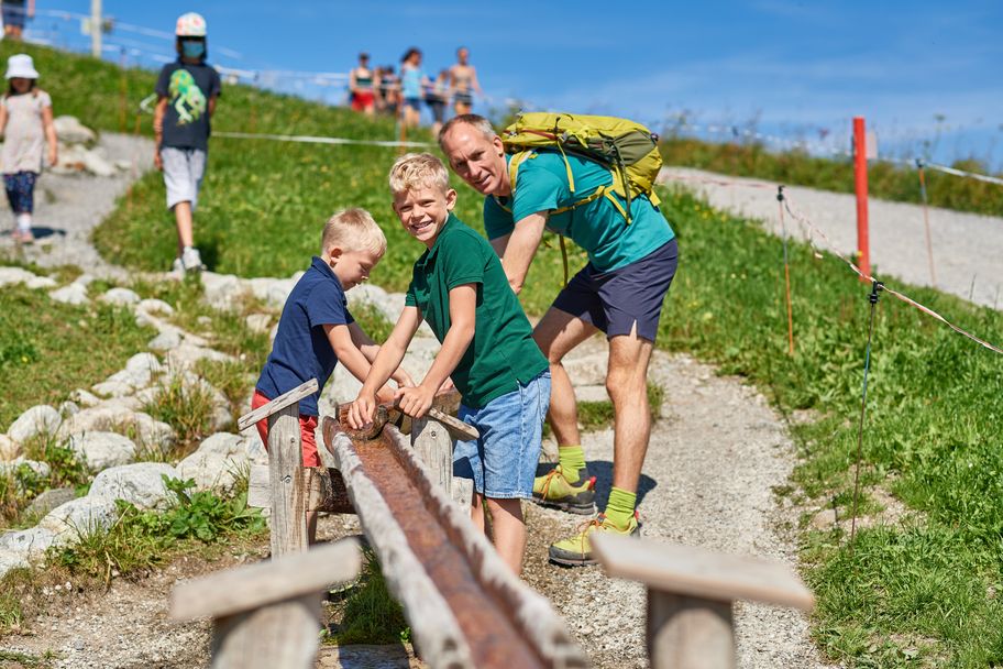 Mit_Papa_am_Burmiwasser © OK BERGBAHNEN, Christian Seitz