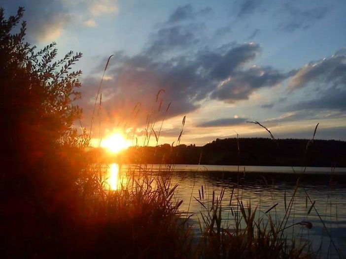 Es gibt viele Seen in der Umgebung