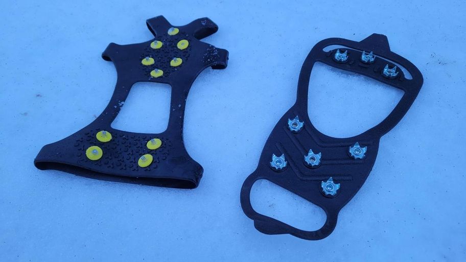 2 verschiedene Modelle leichter Grödel, die bei Bedarf per Gummizug schnell & einfach über den Wanderschuh gezogen werden können.